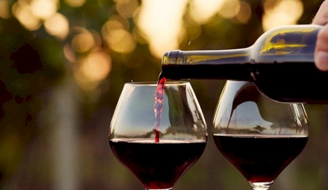 Las cosas que pueden pasar si bebes una copa de vino todas las noches